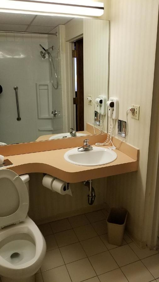 Howard Johnson By Wyndham Milford/New Haven Extérieur photo