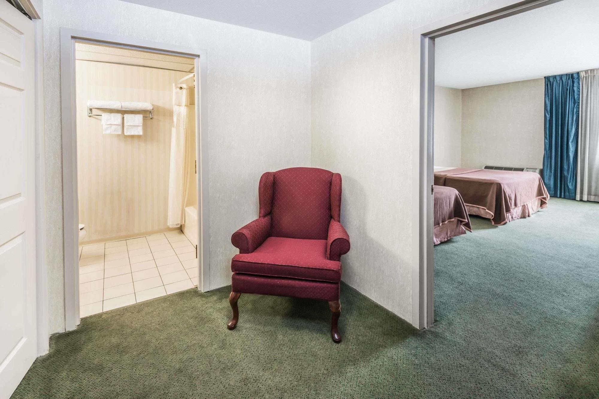Howard Johnson By Wyndham Milford/New Haven Extérieur photo