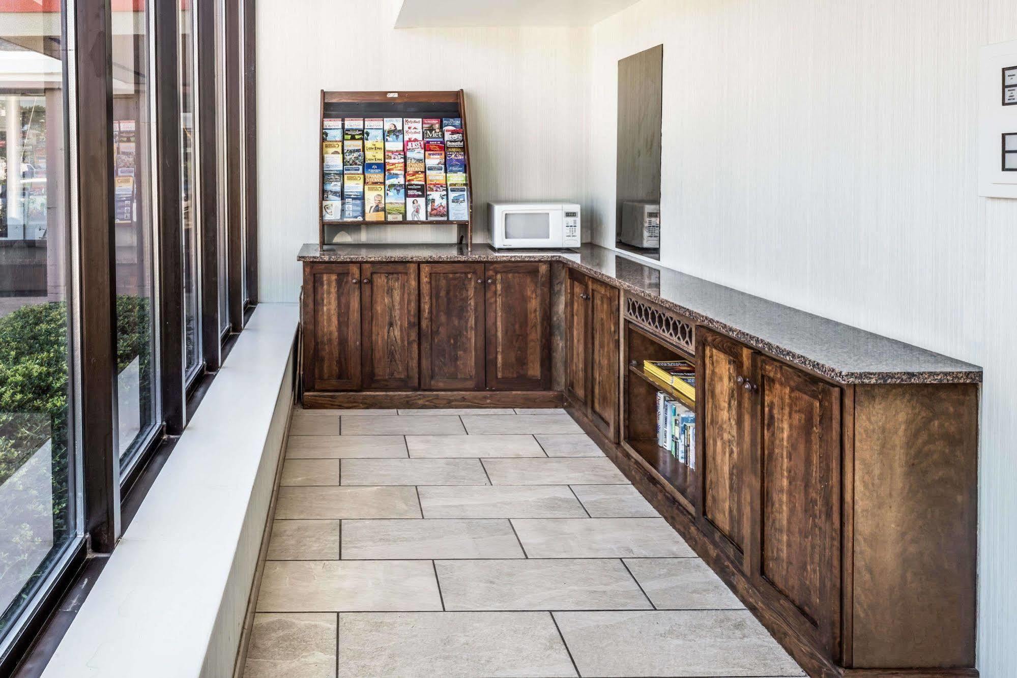 Howard Johnson By Wyndham Milford/New Haven Extérieur photo