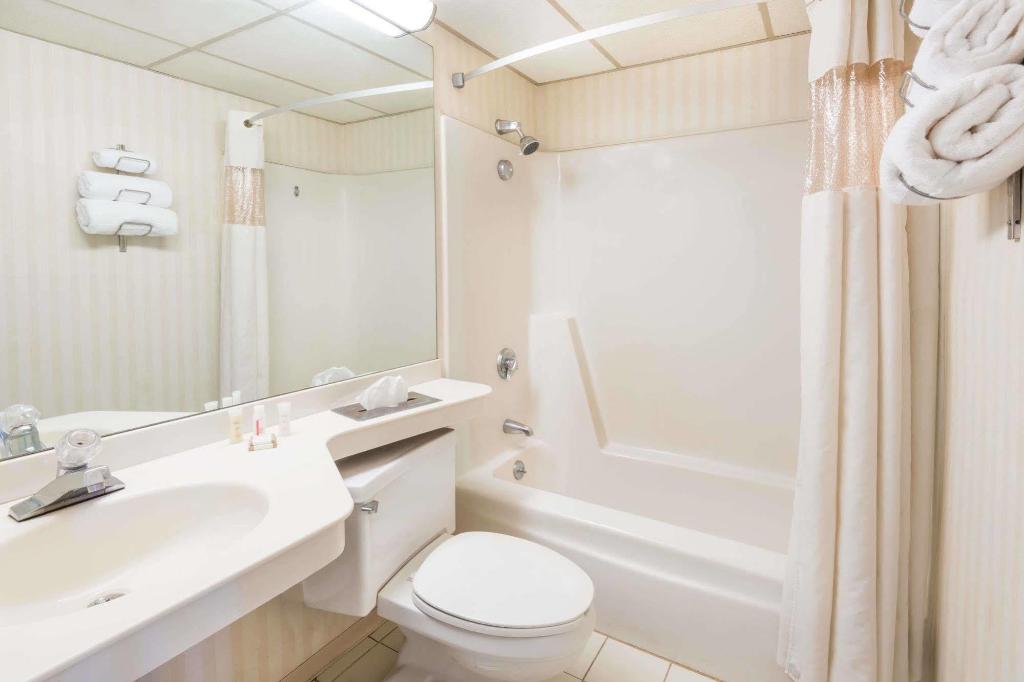 Howard Johnson By Wyndham Milford/New Haven Extérieur photo